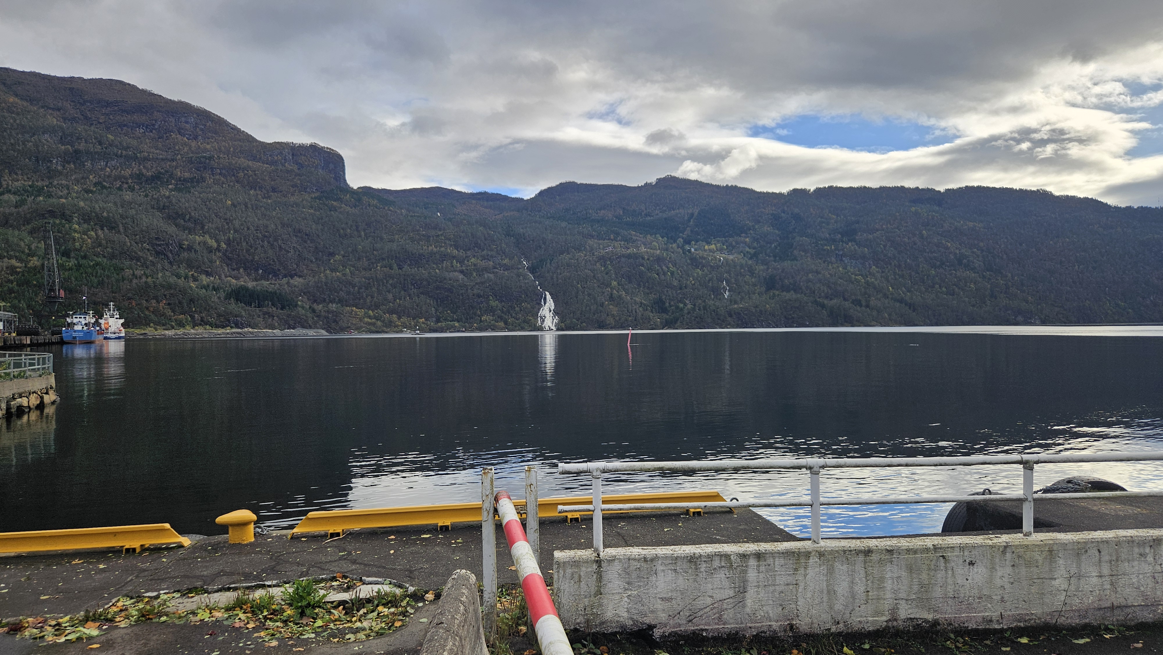 Widok na fiord i odległy wodospad