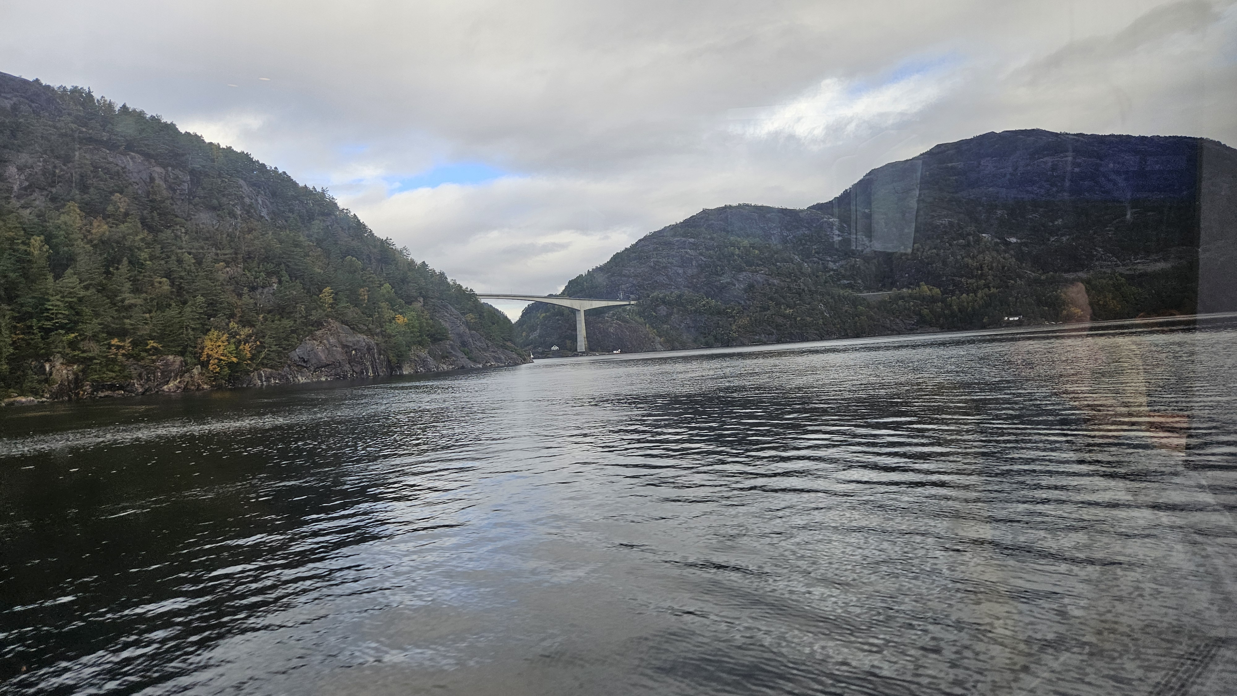 Widok na most i fiord